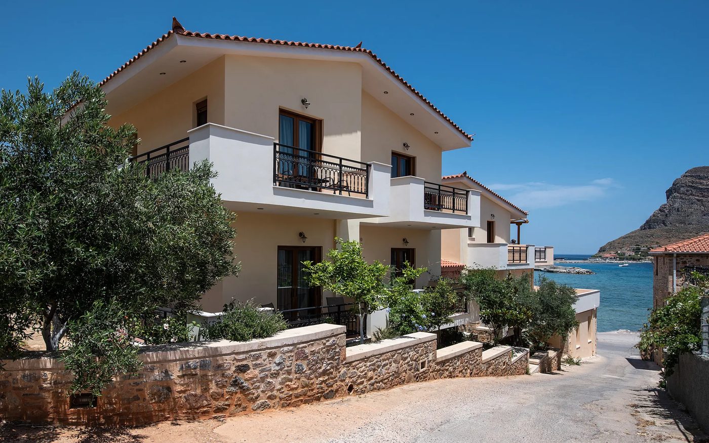 Cyrenia, exterior